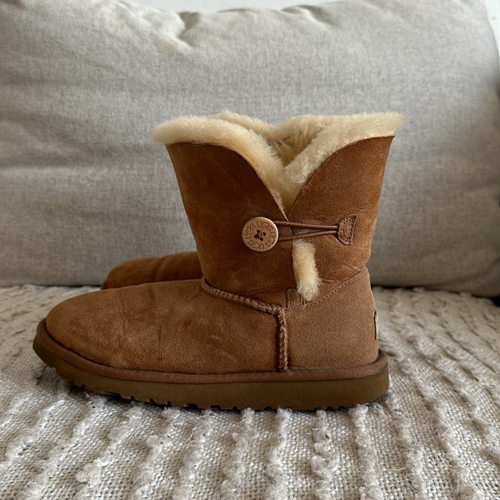 UGG Women's Bailey Button size 5